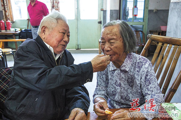 老夫妻相敬如宾同养生 儿女孝顺平安就是福