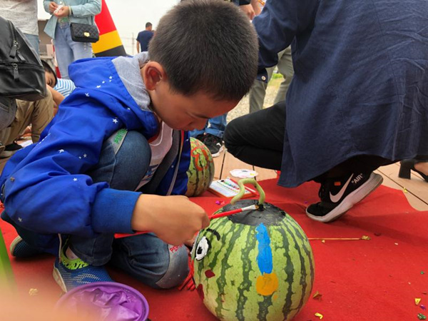 图为西瓜节上的西瓜画画比赛.摄影 全媒体记者 陆燕青