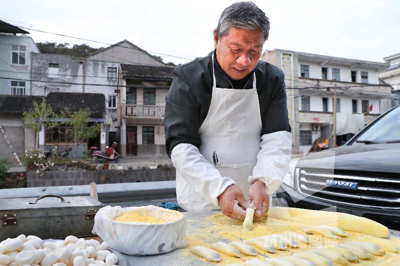 手艺人在老街上制作"老鼠糖球.